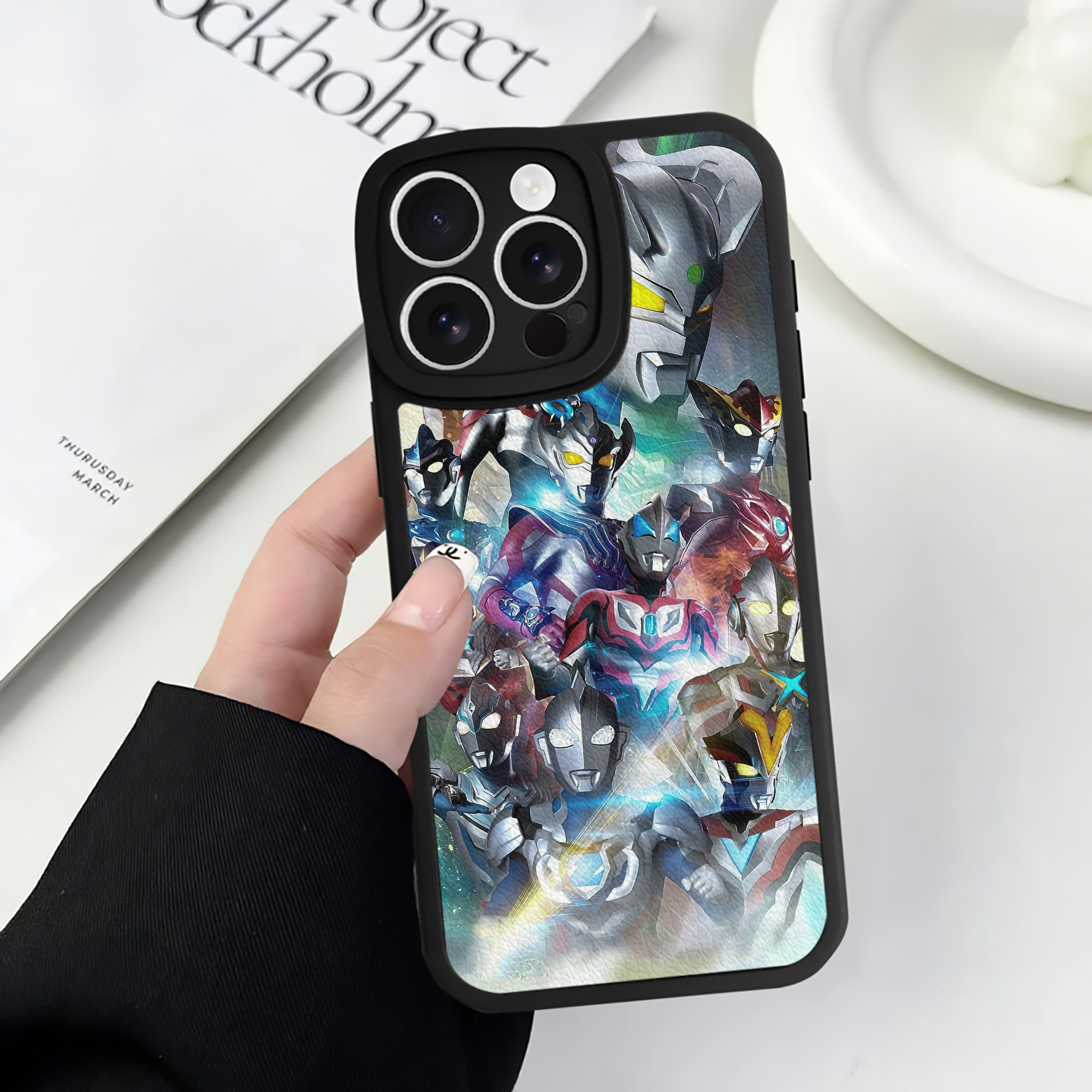 （画像用） ウルトラマン Ultraman 【iPhone 16シリーズ対応】シリコンスマホケース（レザー調） 材質：シリコン